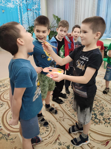 Музыкальный досуг на тему "Мы-художники" Музыкальный досуг на тему "Мы-художники".